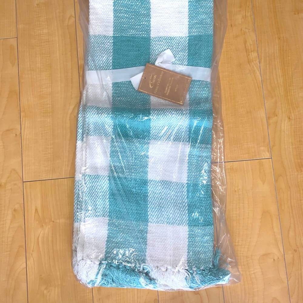 COPY - Green and white fringe throw 50x60